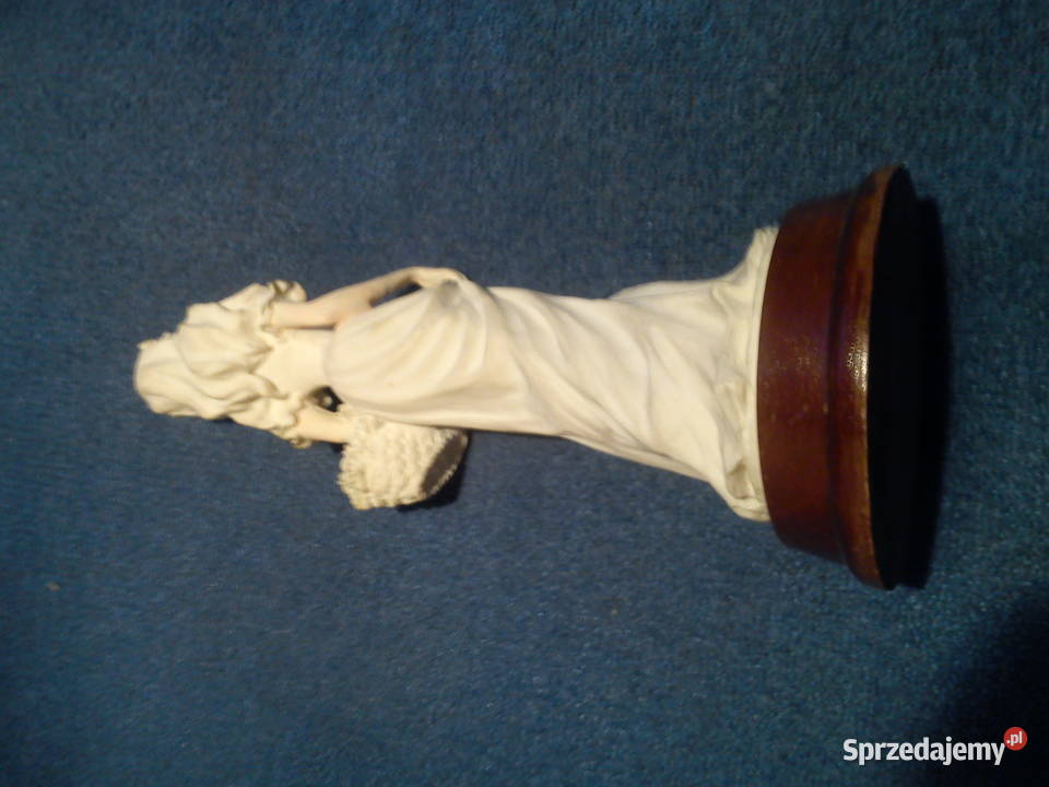 Stara porcelanowa figurka Kobiety sprzedającej Aleksandrów Łódzki