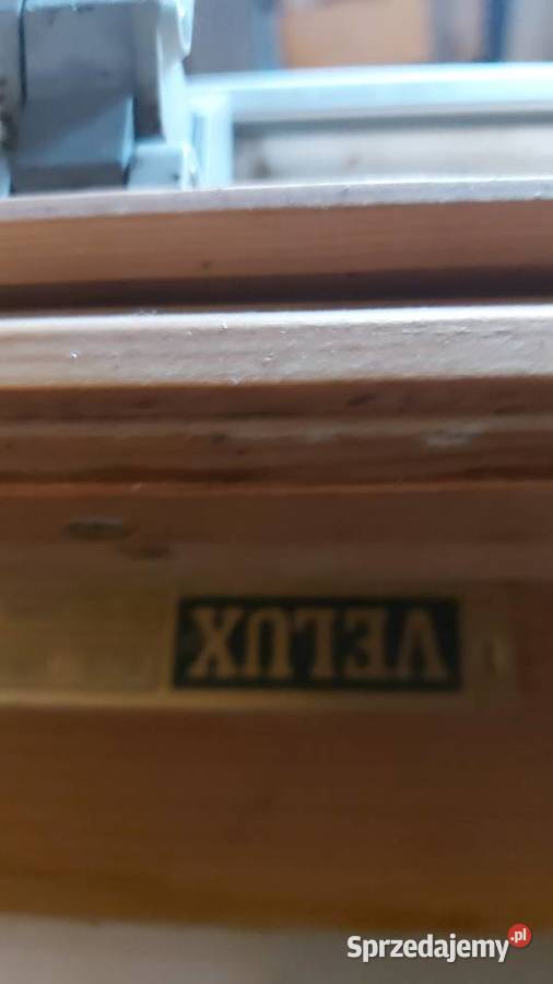 2 okna Welux dachowe z roletami Okna dachowe