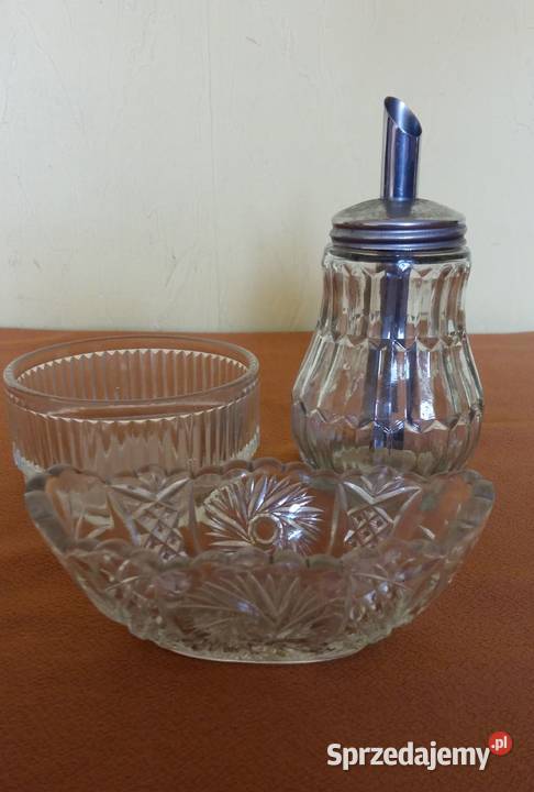 Cukiernica szklana z żeberkowym szlifemGruszka Łódź