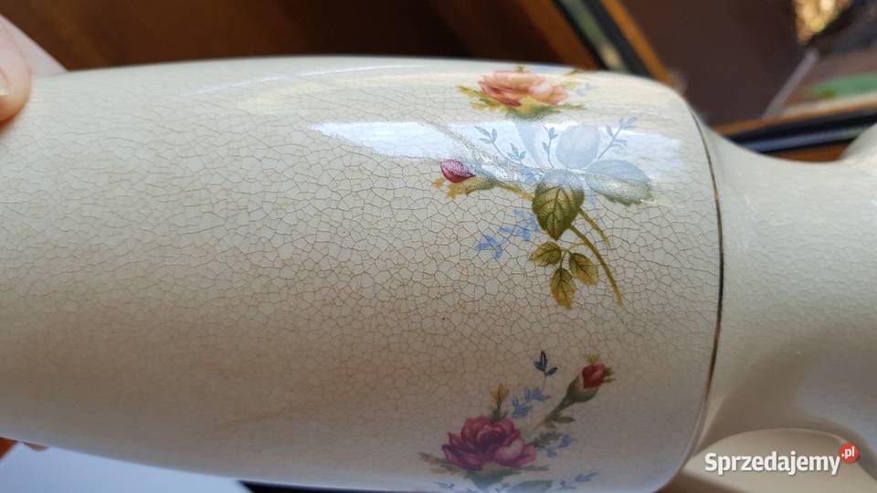 Wazon ceramiczny z różami kwiatami róża ceramika