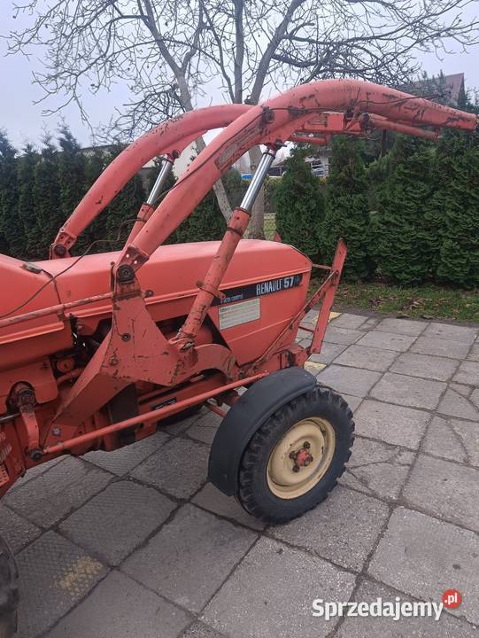 Ciągnik rolniczy Renault 57 z TUREM Radom