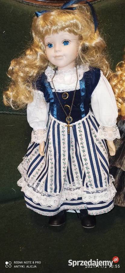 Lalka z kokardą we włosach i krzyżykiemLalka sprzedam