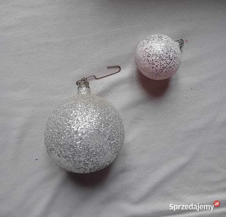 Zestawsrebrnych brokatowych bombek choinkowych