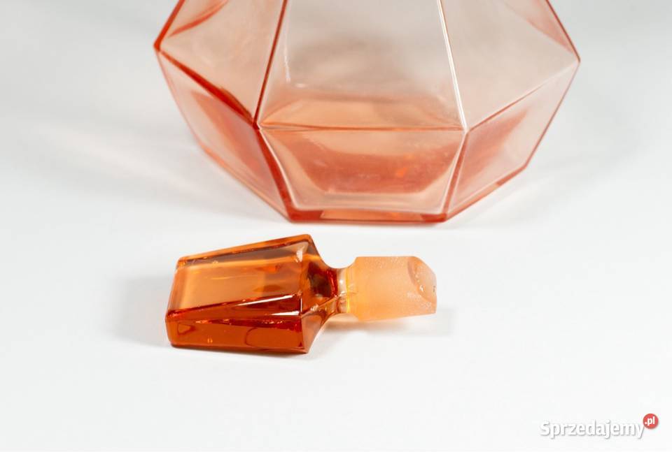 karafka z lat 30 XX wieku wyprodukowaną w