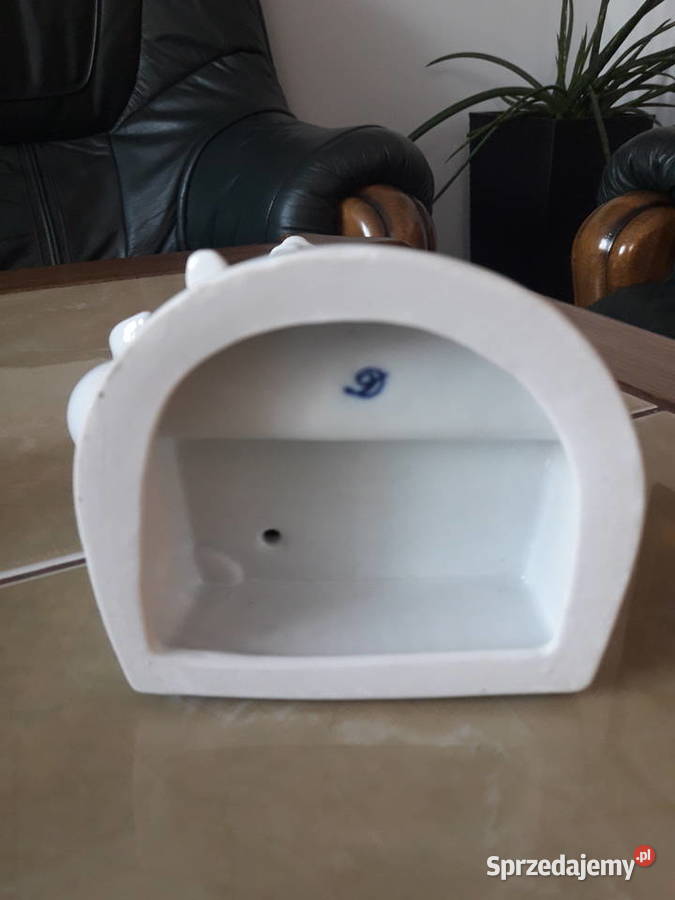 Kobieta z dzbanem figurka porcelanowa J Porcelana i szkło lubelskie Janów Lubelski