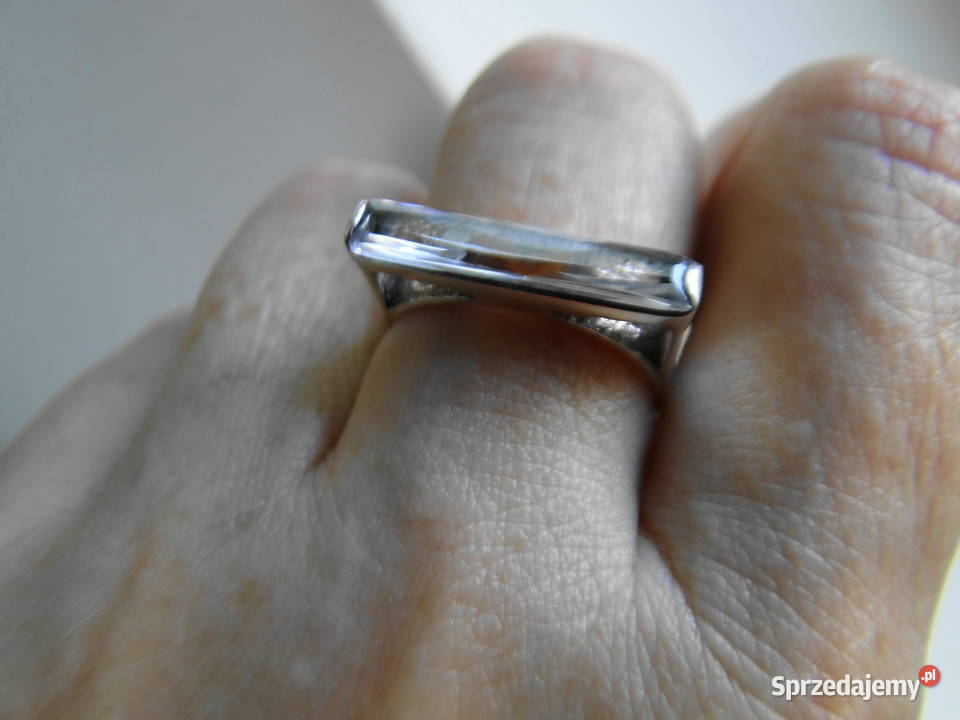Ciekawy pierścionek srebro 925