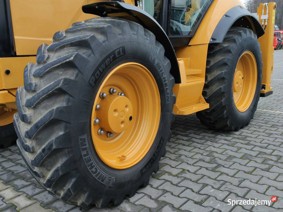 na równych kołach Caterpillar 444E Premier Widełki