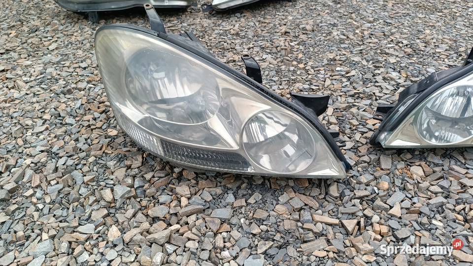 Lampa prawa przód przednia Toyota Avensis Verso