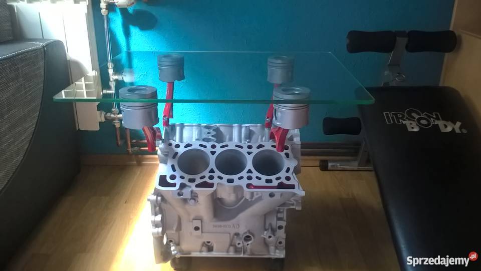 stylowy stolik z bloku silnika V6 gadzet fana