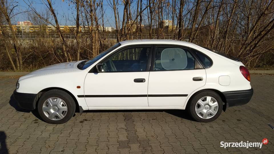 Toyota Corolla E11 1998 r 14 Liftback LPG salon biały Radom
