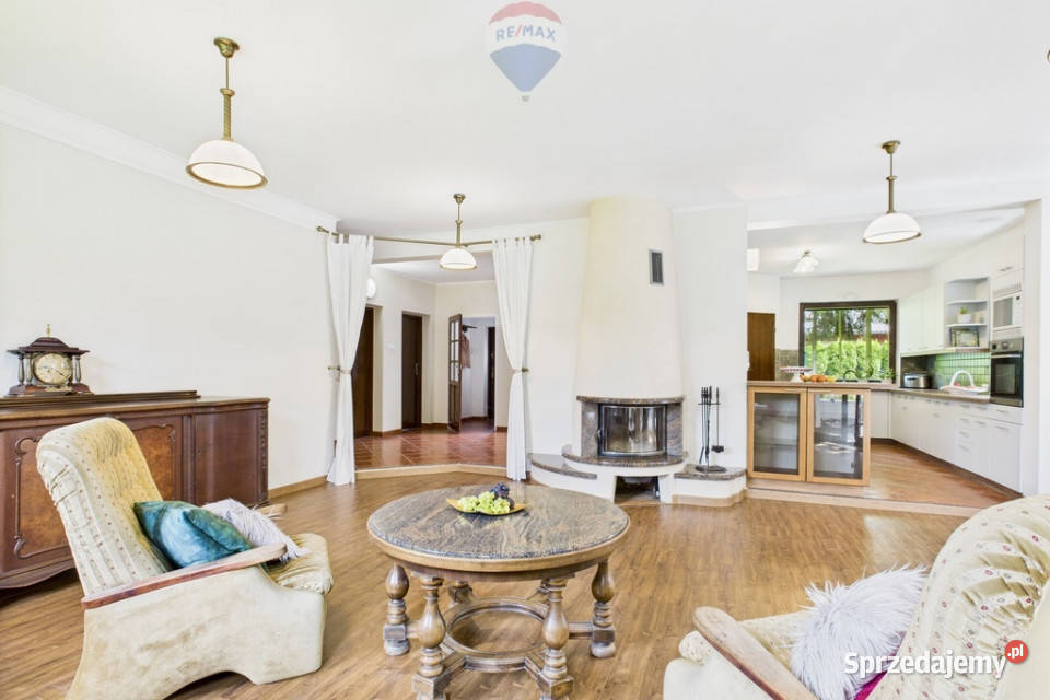 Dom z krytym basenem i pięknym ogrodem