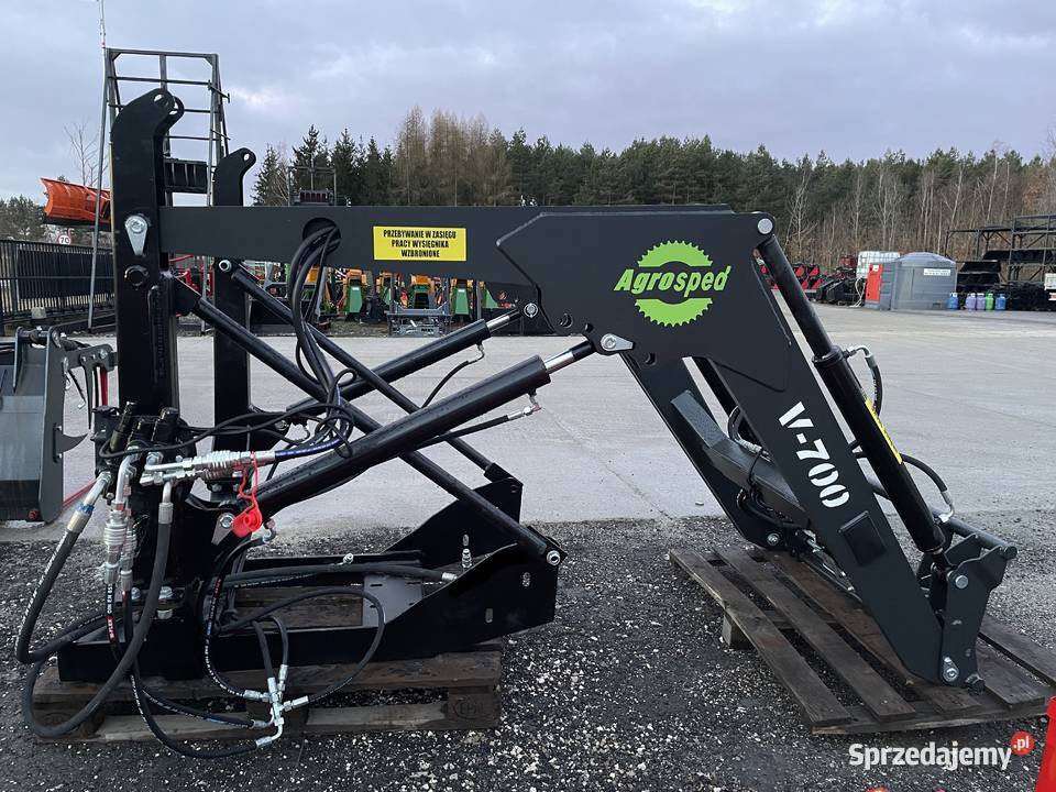 Ładowacz czołowy firmy Agrosped model V700 Stanisławów