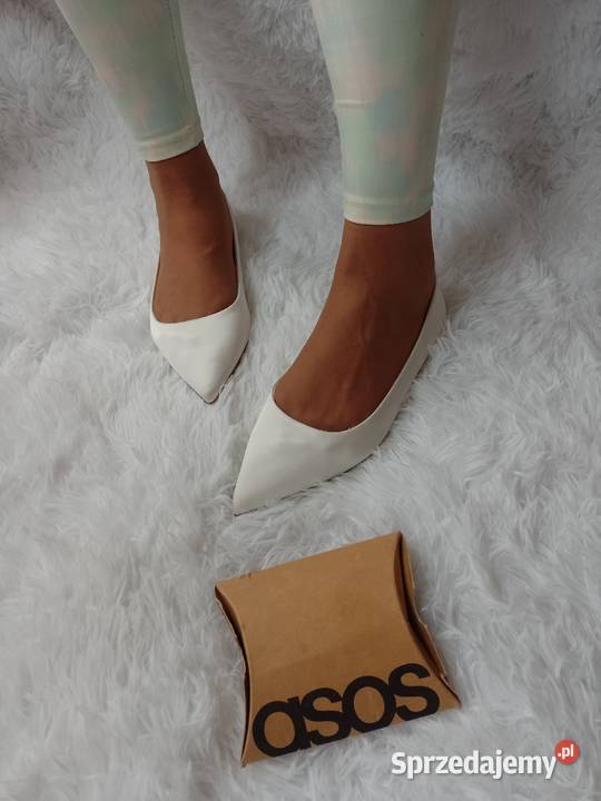 39 ASOS Design Białe baleriny wieczorowe z