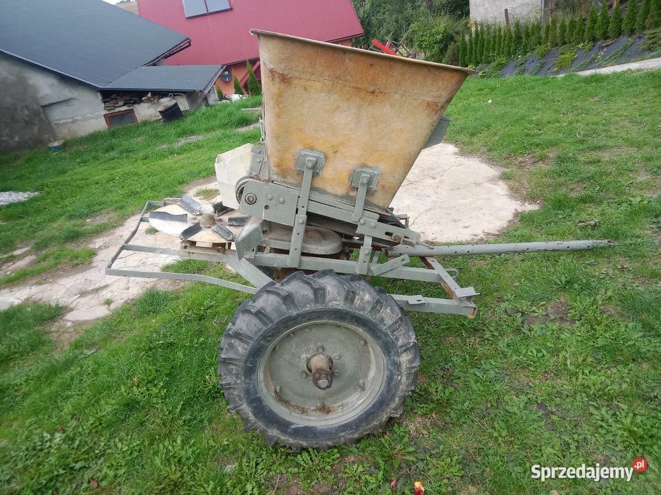 Rozsiewacz do nawozu kos nieuszkodzony Miechów