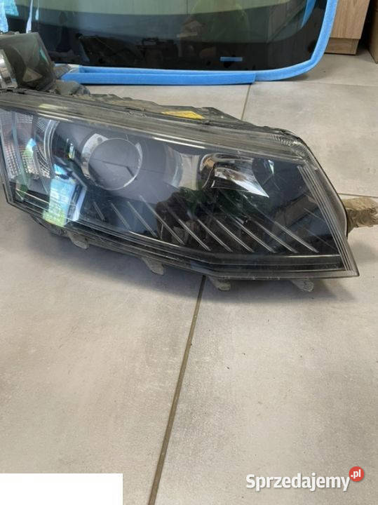 Skoda Octavia III reflektor xenon prawy przód