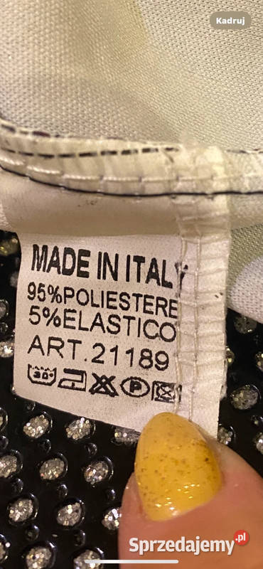 Body damskie w usta korony i róże