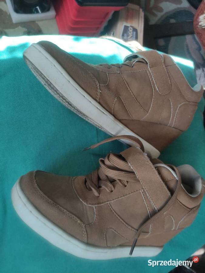 Zamszowe sneakersy na koturnie łódzkie