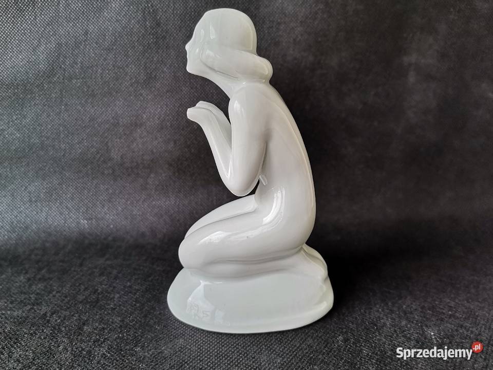 Stara uszkodzona figurka Kobieta Klęcząca Katowice