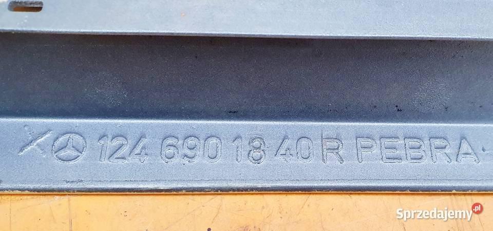 MERCEDES E W124 SEDAN LISTWA DRZWI PRAWY TYŁ Karoseria