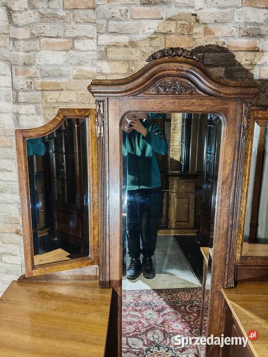 Piękna antyczna toaletka z fazowanymi lustrami i