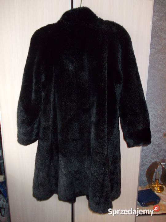 Futro czarne sztucznego tworzywa