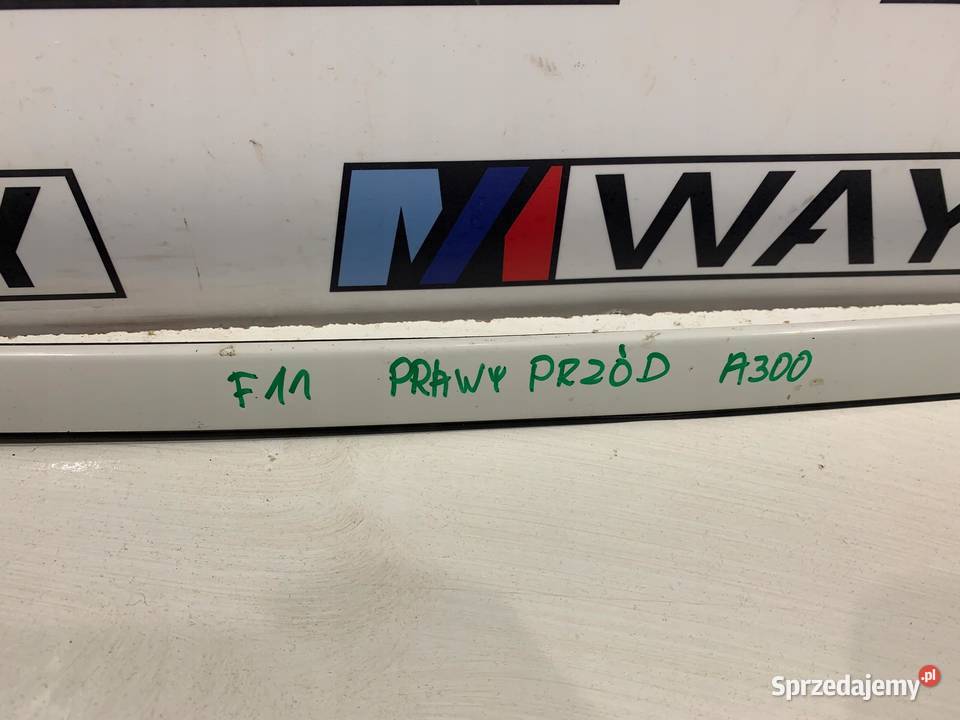 BMW F11 LISTWA SZYBY CZOŁOWEJ PRAWA PRZÓD A300