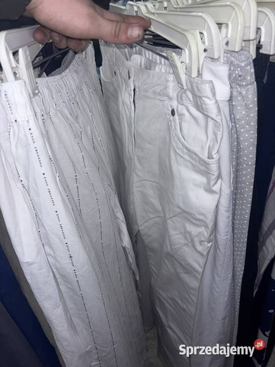 Odzież używana sortowana na różne kategorie biały Turek