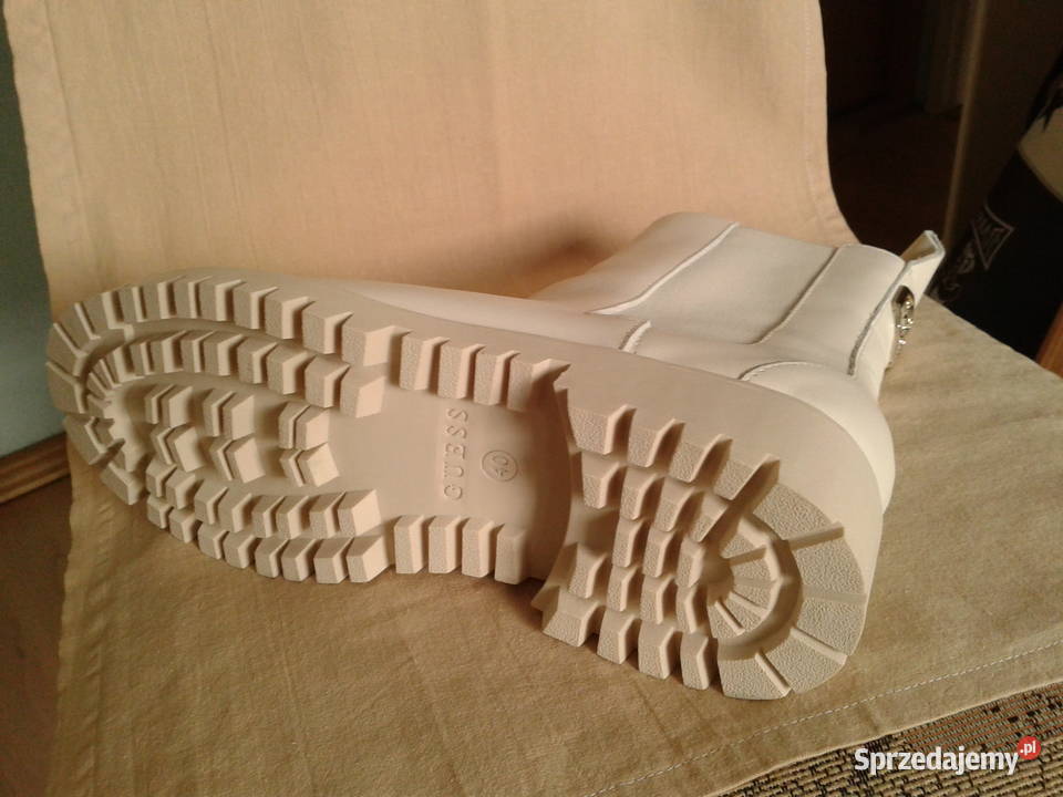 Buty damskie sztyblety Guess Oakess 40 beżowe Kozaki