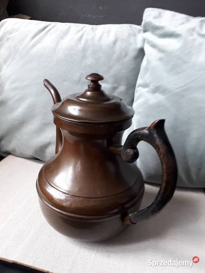 Zabytkowy metalowy dzban Koło