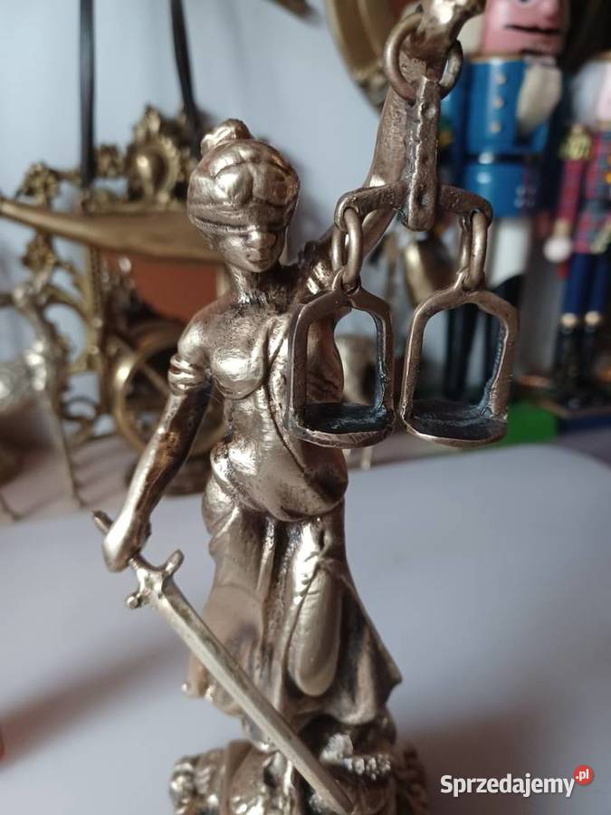 Mosiężna figura Temidy bogini sprawiedliwości Poznań