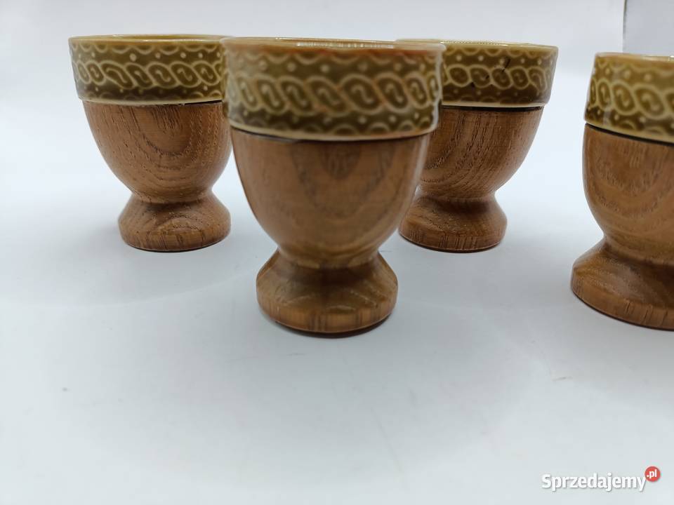 Cztery kieliszki do jajek porcelana i drewno Kieliszki i pucharki