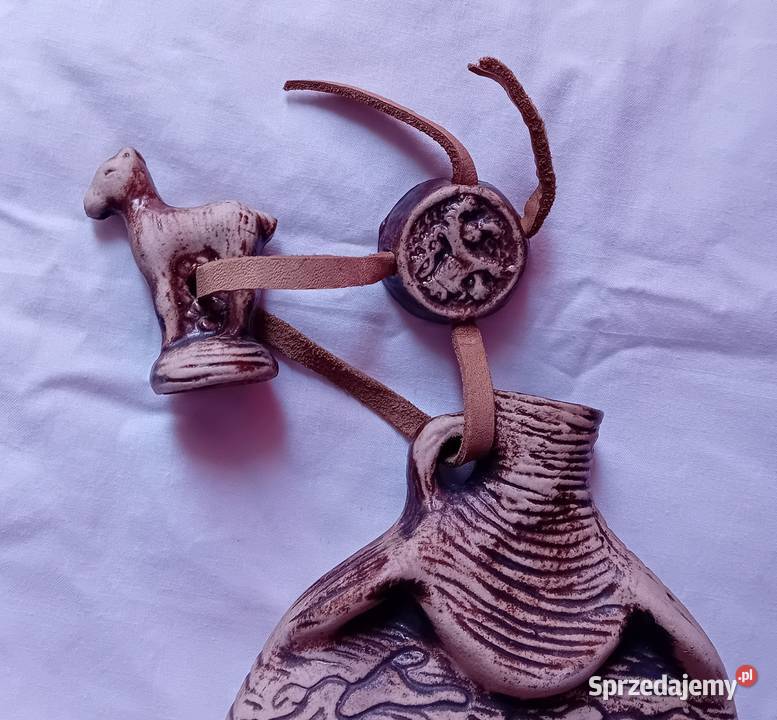 Ceramiczna karafka ze zdobieniami o tematyce Koźminek