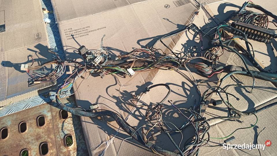 Wiązki fiat 125pprzednia i tylnia skrzynka Wyposażenie elektryczne Łódź