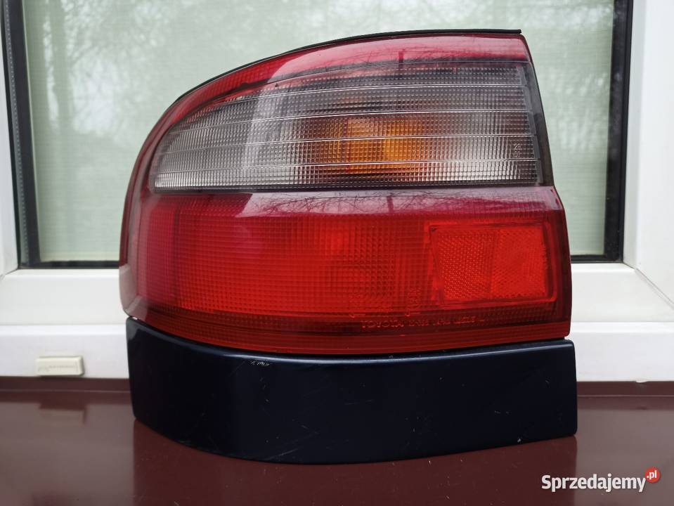 Toyota Carina E sedan lampa tył tylna lewa Sieradz