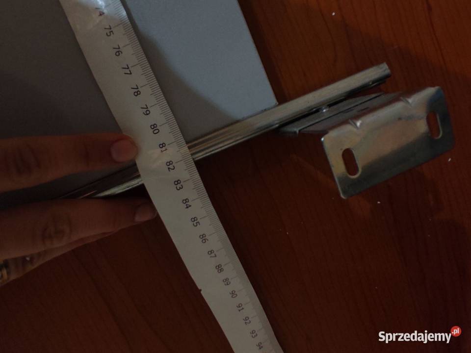 Szara półka z szyną na klawiaturę pod biurko