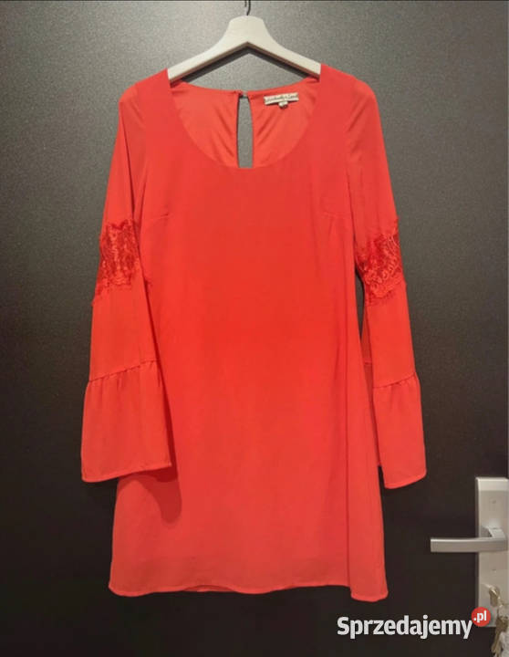 Elegancka różowa sukienka z koronkowymi rękawami Łódź