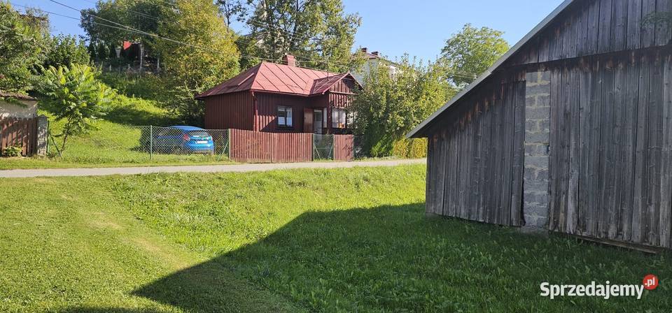 Drewniany dom z budynkiem gospodarczym Jodłowa