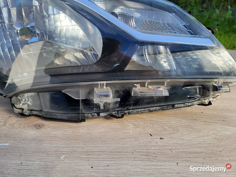 Toyota Yaris III Lampa przód prawa WYSYŁKA Lampy przednie Pobiedziska