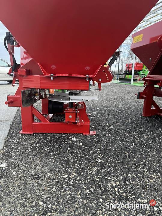 3Rozsiewacz do nawozów dwutarczowy TYTAN Karczew