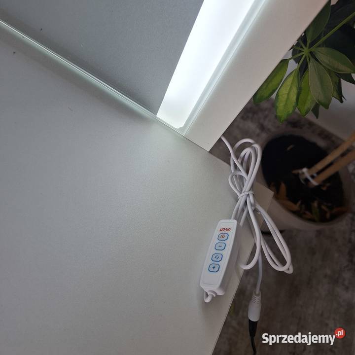 Nowoczesna toaletka kosmetyczna z lustrem led Wieliczka