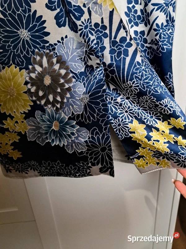 Elegancka satynowa sukienka w kwiaty z bolerkiem Trąbki Wielkie