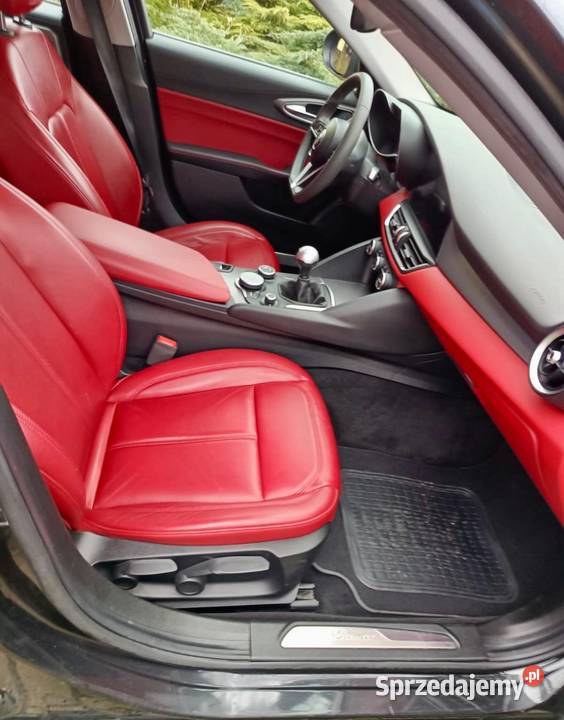 Alfa Romeo Giulia piękne wnętrze czarna perła Biłgoraj