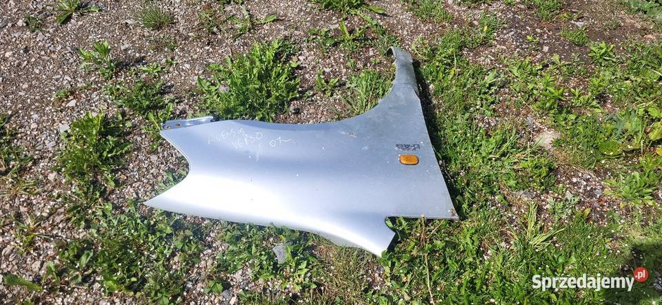 Toyota Avensis Verso Błotnik Prawy