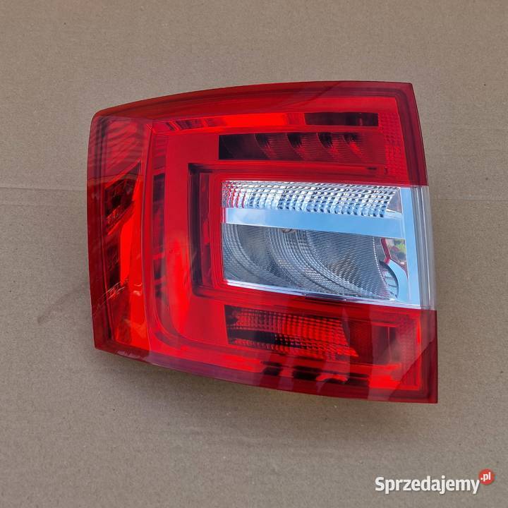 SKODA OCTAVIA III 3 KOMBI LAMPA TYLNA LEWA Bieleń