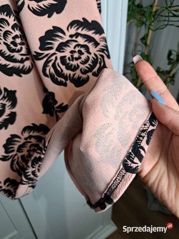Elagancka sukienka w kwiatowy wzór Miss Look Trąbki Wielkie