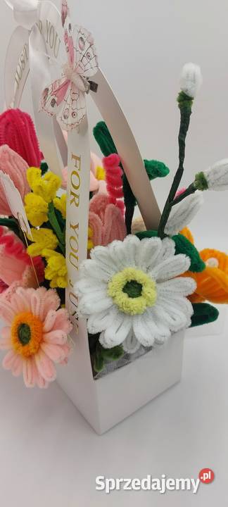 Flower box z kwiatami z drucików chenilowych