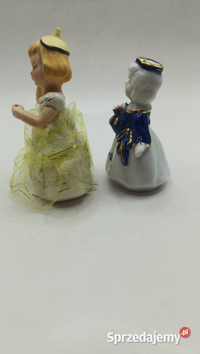 Dwie figurki dziewczynek miesiące