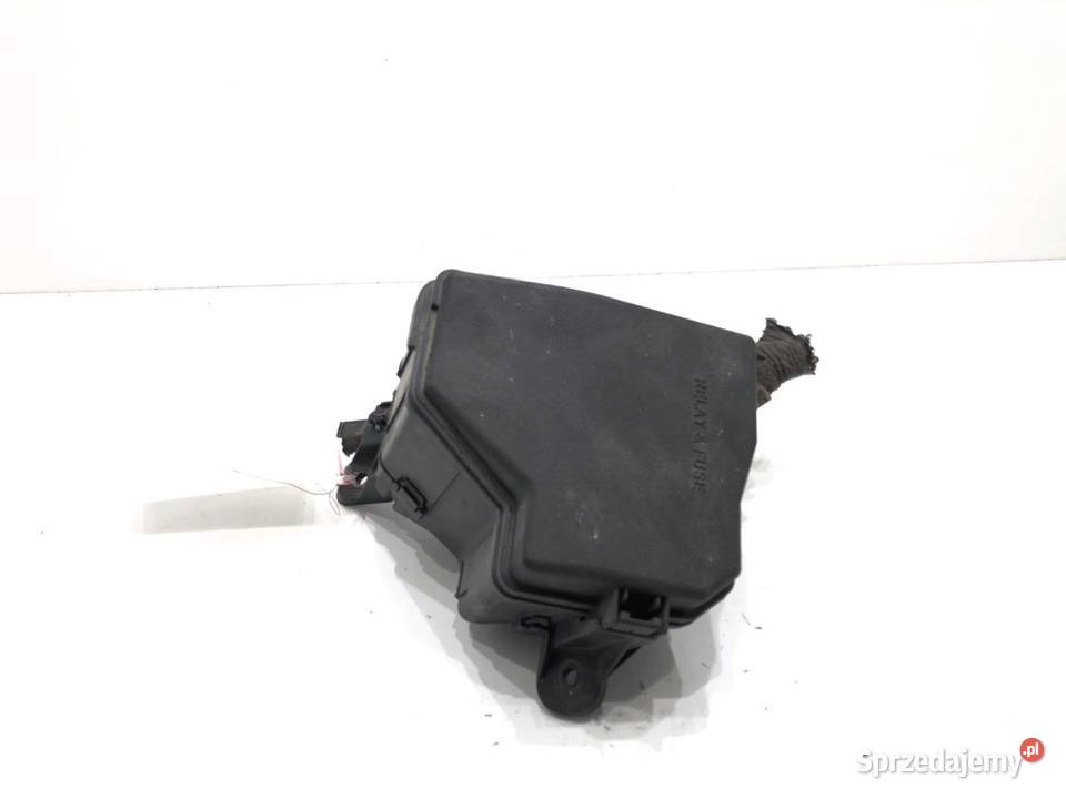 SKRZYNKA BEZPIECZNIKÓW TOYOTA YARIS III