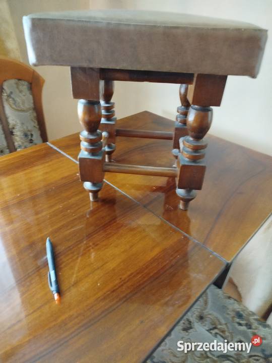 Taboret z miękkim siedziskiem krytym sztuczną