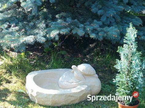 Ręcznie wykute poidełka ptaszków z kamienia Kamienna Góra